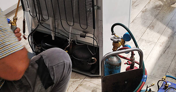 Técnico reparando frigorífico Smeg a domicilio en Tenerife