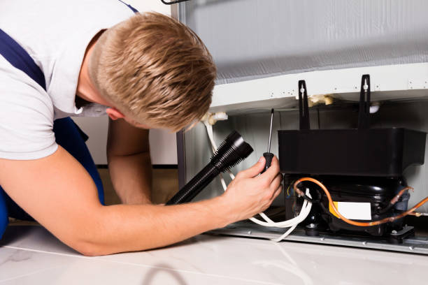 Técnico revisando frigorífico Indesit a domicilio en Tenerife