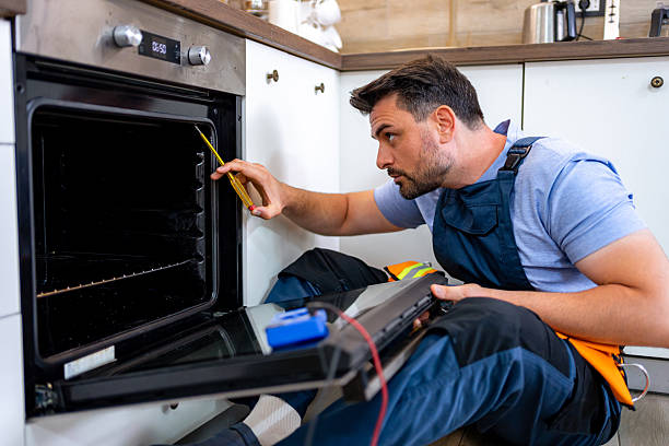 Técnico reparando electrodoméstico Fagor a domicilio en Tenerife