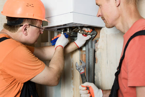 Técnico reparando un termo eléctrico HTW a domicilio en Tenerife