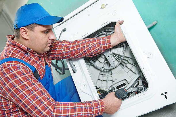 Técnico reparando electrodoméstico Saivod a domicilio en Tenerife