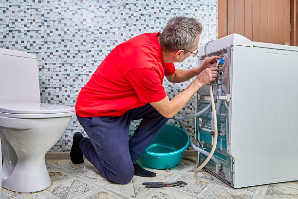 Técnico reparando electrodoméstico Otsein a domicilio en Tenerife