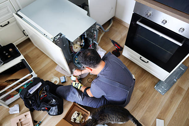 Técnico reparando electrodoméstico Siemens a domicilio en Tenerife