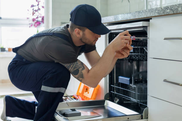 Técnico reparando lavavajillas Whirlpool a domicilio en Tenerife