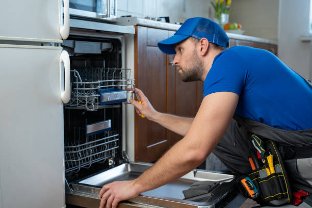 Técnico reparando lavavajillas Zanussi a domicilio en Tenerife
