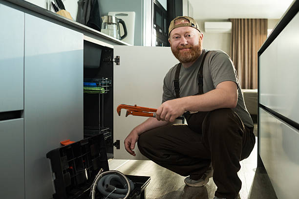 Técnico reparando un electrodoméstico LG en un domicilio de Tenerife
