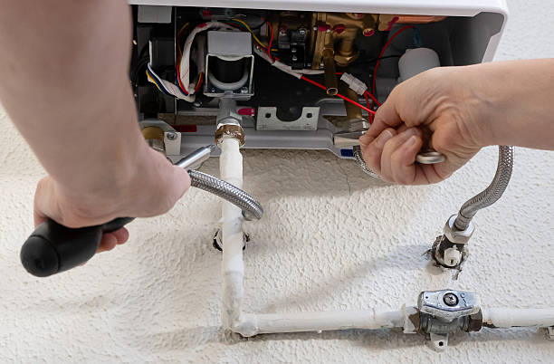 Técnico reparando calentador Negarra a domicilio en Tenerife