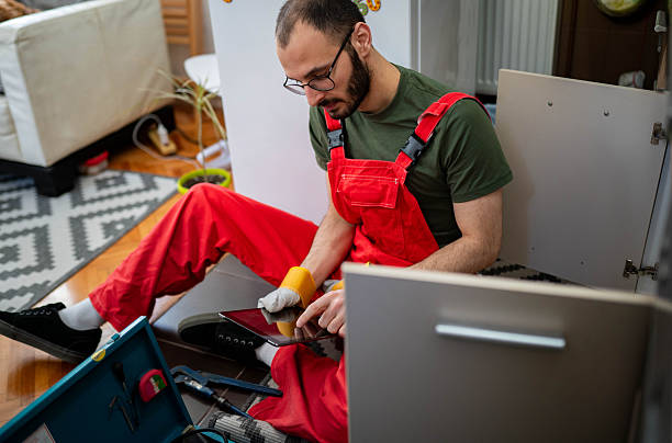 Técnico reparando un electrodoméstico Aspes en la cocina de un domicilio en Tenerife