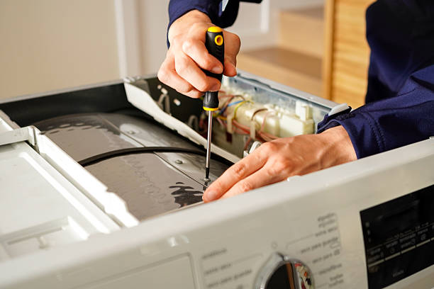 Técnico reparando una lavadora Balay a domicilio en Tenerife