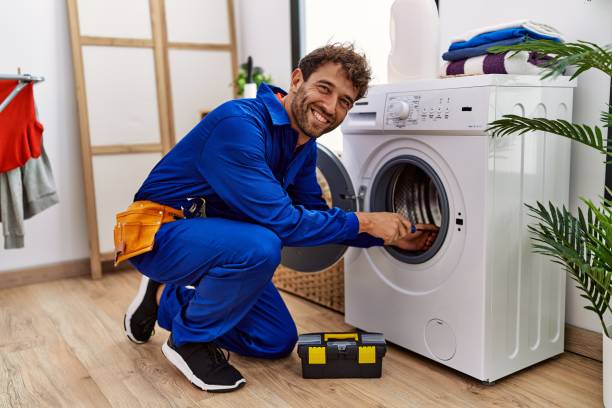 Técnico reparando un electrodoméstico Samsung con un destornillador en un domicilio de Tenerife