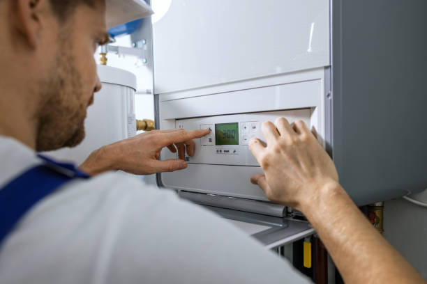Técnico reparando un termo Equation en un domicilio de Tenerife
